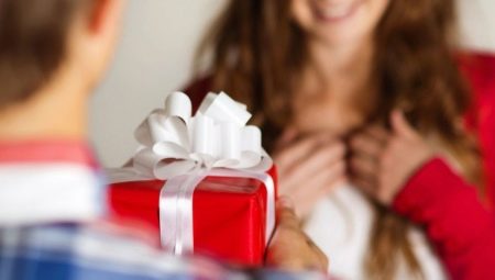 Čo môžete dať svojej žene k narodeninám?
