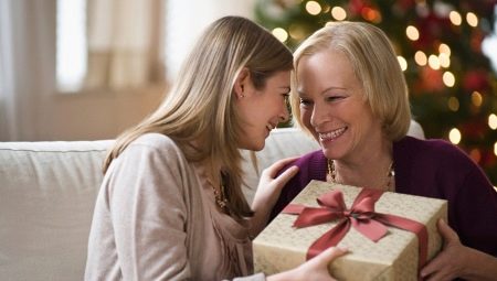 ¿Qué regalar a la mamá de un novio para el Año Nuevo?