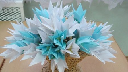 Membuat origami sebagai hadiah