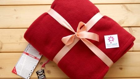 Comment emballer une couverture en cadeau?