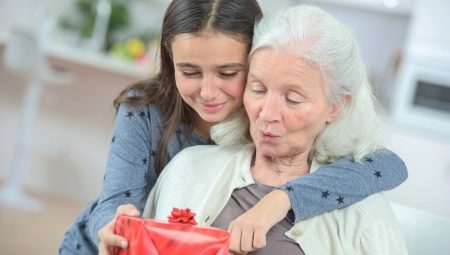 Dāvanas vecmāmiņai uz 80 gadiem: labākās idejas un ieteikumi izvēlei