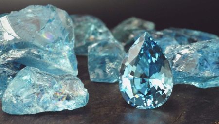 Semua tentang batu aquamarine: makna, fitur, dan properti 