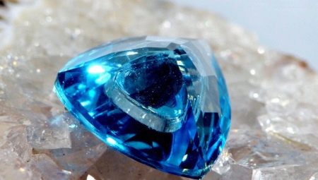 Topaz biru: jenis batu, sifat dan kegunaan