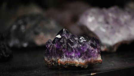 Mākslīgais ametists: kas tas ir un kā to atšķirt no dabiskā akmens?
