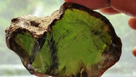 Green amber: what it is, properties, choice and care