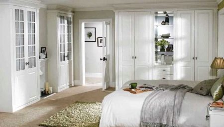 Desain interior kamar tidur berwarna putih