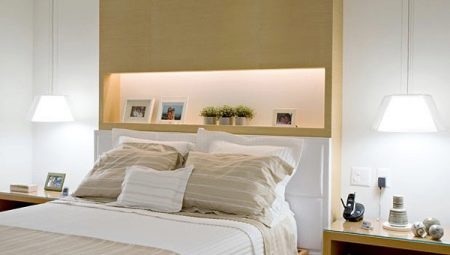 Ideas para un hermoso diseño de estantes sobre la cama en el dormitorio.