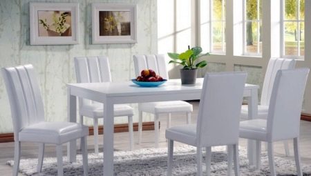 Balto virtuves galdu izmantošana virtuves interjerā