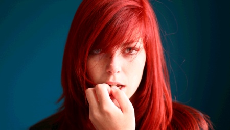 Červeno-červená barva vlasů: kdo se hodí a jak správně barvit kudrlinky?
