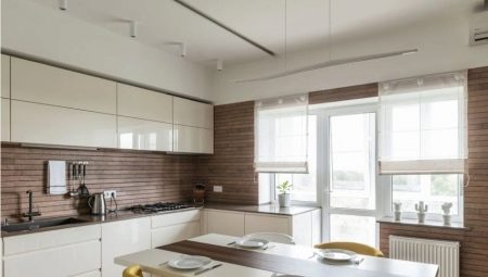 Kjøkken kombinert med balkong: kombinasjonsregler og designalternativer