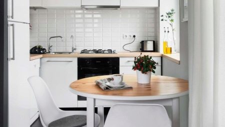 โต๊ะและเก้าอี้ในครัวสำหรับครัวขนาดเล็ก: ประเภทและทางเลือก
