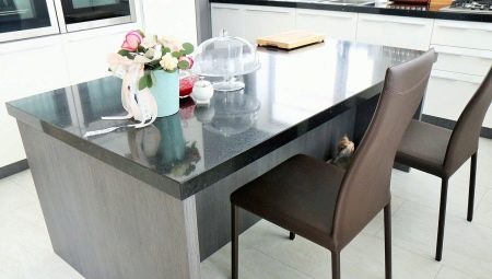 Meja dapur yang diperbuat daripada batu tiruan dan semula jadi