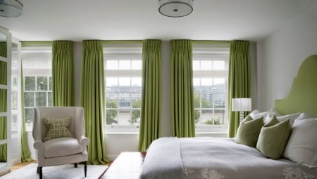 Kenmerken van het gebruik van groene gordijnen in het interieur van de slaapkamer