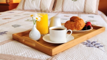 Khay ăn sáng trên giường: các loại và sự lựa chọn