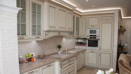 Bijela kuhinja s patinom: značajke dizajna i lijepi primjeri