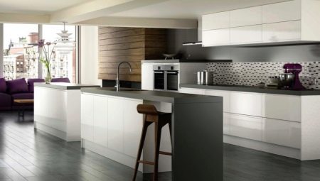 Cocinas blancas brillantes: características y uso en el interior.