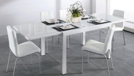 Bijele stolice za kuhinju
