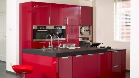 Bếp màu đỏ tía: sự kết hợp màu sắc và các tùy chọn thiết kế