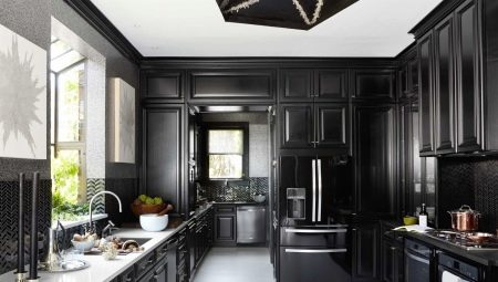 Cocina negra: elección de auriculares, combinación de colores y diseño de interiores.
