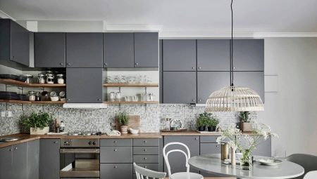 Pilkos spalvos virtuvės interjero dizainas