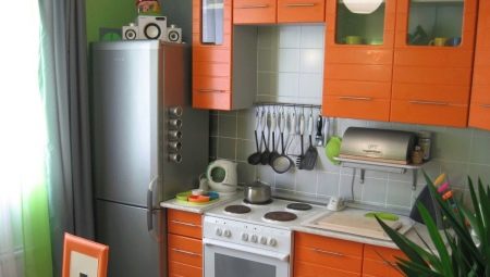 Projeto da pequena cozinha 5 sq. m com geladeira