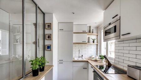 Özel bir evde küçük bir mutfak tasarımı