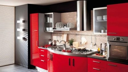 Virtuves interjers sarkanā un melnā krāsā