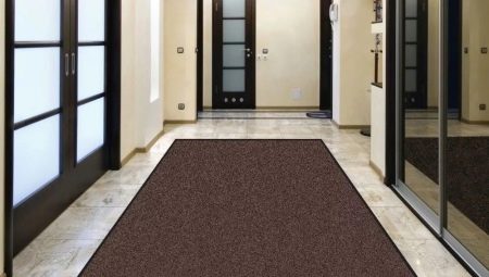 שטיחים למסדרון על בסיס גומי: יתרונות וחסרונות, זנים, בחירה, טיפול