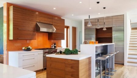 Fa erezetű konyhák modern stílusban