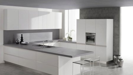 Keukens met grijze werkbladen