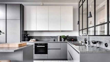 Küche mit weißer Oberseite und grauer Unterseite