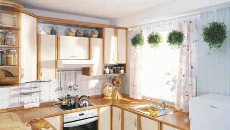 Kitchen set dengan jendela di tengah: jenis dan pilihan dapur
