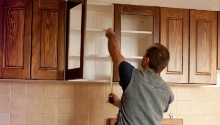 Kaip aukštai turėtų būti pakabintos virtuvės spintelės?