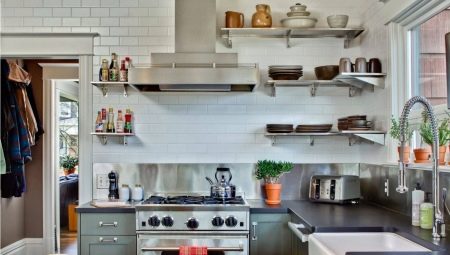 Prateleiras de cozinha em vez de armários: características e critérios de seleção