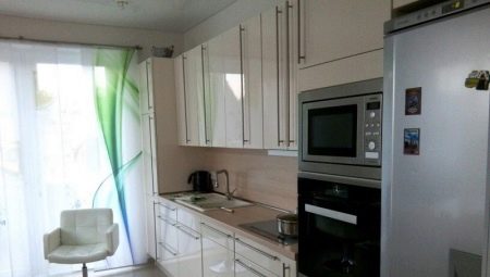 Cucina dritta lunga 3 metri con frigorifero: idee di design