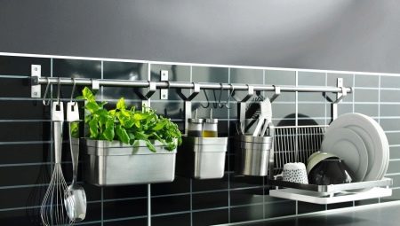 Ράγες οροφής για την κουζίνα: ποικιλίες, συμβουλές για την επιλογή και την εγκατάσταση