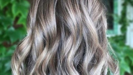 Colore dei capelli biondo chiaro cenere: sfumature e sottigliezze di colorazione