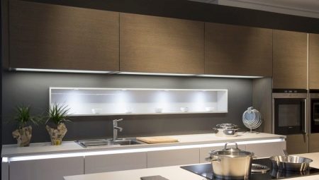LED apgaismojums virtuves skapjiem: kas notiek un kā izvēlēties?