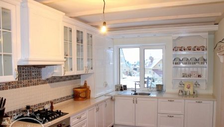Dapur sudut dengan jendela: bagaimana cara mendesain dan menghias dengan benar?