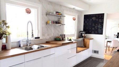 Opțiuni de design pentru bucătării albe cu blaturi din lemn
