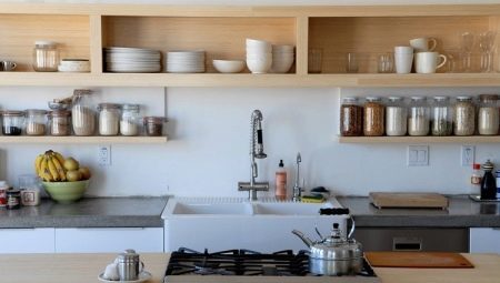Tipuri și caracteristici de amplasare de rafturi deschise în bucătărie