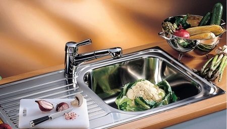 أحواض مطبخ داخلية من الفولاذ المقاوم للصدأ: الميزات والخيارات