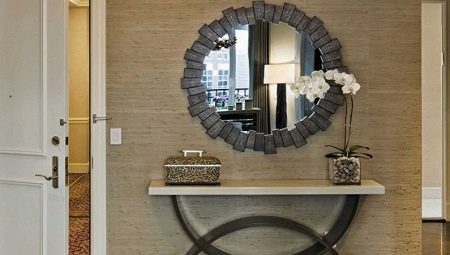 Specchio con mensola nel corridoio: tipi e suggerimenti per la selezione