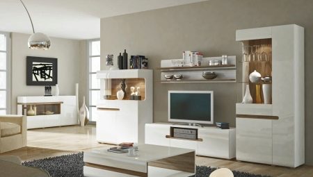 Biely modulárny nábytok do obývacej izby: funkcie a zaujímavé možnosti