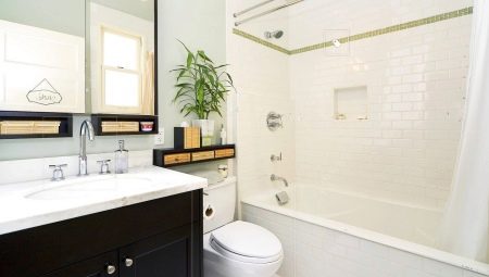 Design interior de uma pequena casa de banho combinada com WC