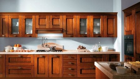 Fasad kayu solid untuk dapur: karakteristik, varietas, dan rahasia perawatan