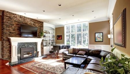 Interior de la sala de estar con chimenea en una casa privada: matices de diseño y soluciones elegantes.