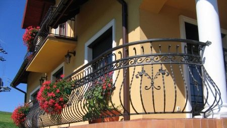 Balkoni besi tempa: ciri, pemandangan dan contoh menarik