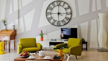 Nástěnné hodiny do obývacího pokoje: velké a malé modely v interiéru