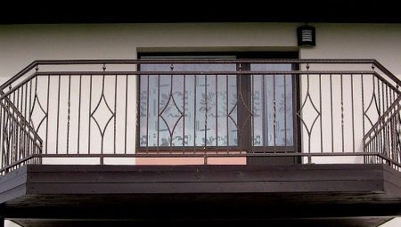 Pagar balkoni: jenis dan cadangan untuk dipilih